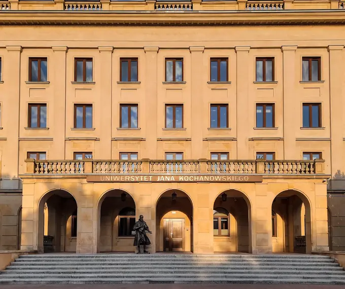 Wejście do Uniwersytetu Jana Kochanowskiego w Kielcach – hologramy na legitymację doktorancką