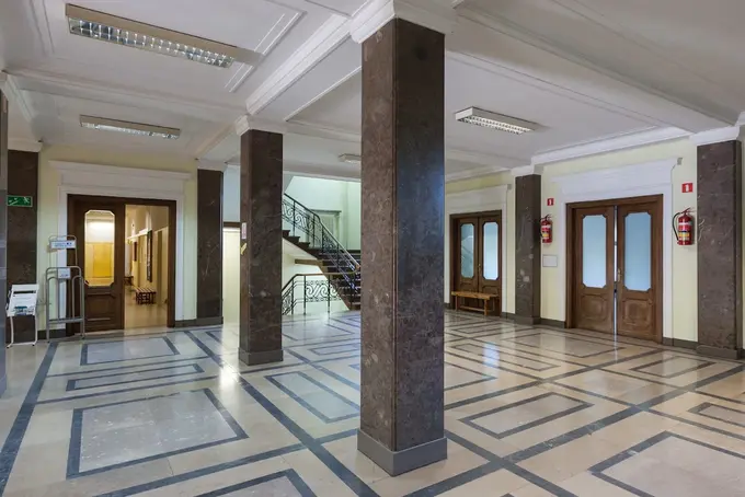 Hol w budynku Uniwersytetu Jana Kochanowskiego w Kielcach – naklejki do legitymacji studenckiej