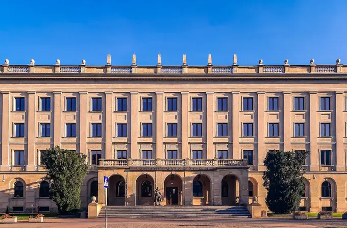 Główny budynek Uniwersytetu Jana Kochanowskiego w Kielcach – naklejki na legitymację studencką