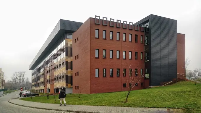 Nowoczesny budynek Uniwersytetu Kazimierza Wielkiego w Bydgoszczy – hologramy kolekcjonerskie studenckie