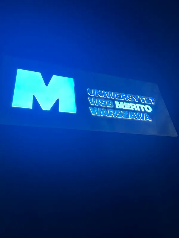 Podświetlane logo Uniwersytetu WSB Merito Warszawa – hologramy kolekcjonerskie do ELS i ELD