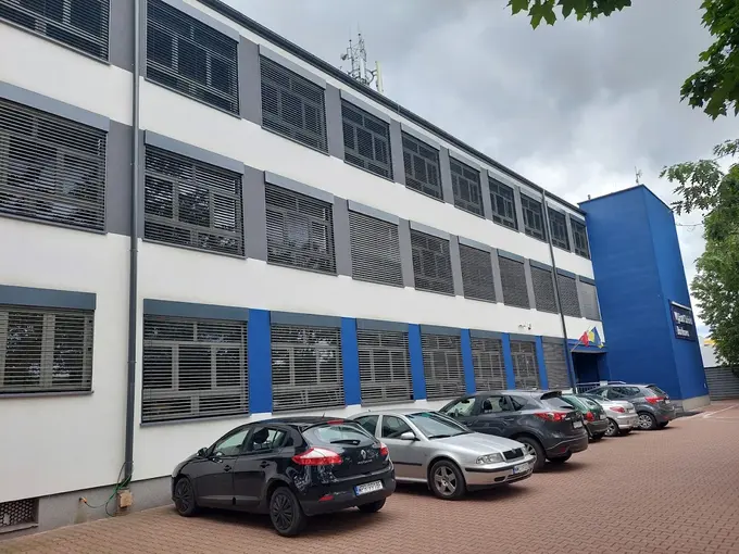 Siedziba Uniwersytetu WSB Merito Warszawa z historycznym oznaczeniem Wyższej Szkoły Bankowej
