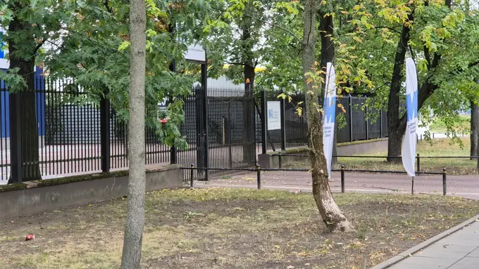Teren Uniwersytetu WSB Merito Warszawa – naklejki na legitymację studencką ELS