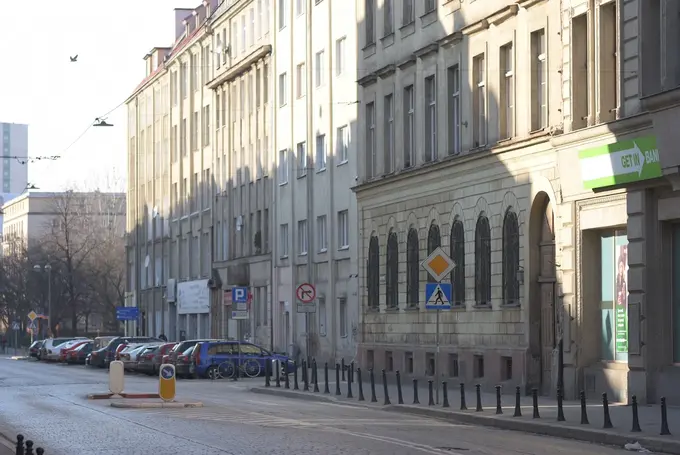 Ulica w sąsiedztwie Wyższej Szkoły Fizjoterapii we Wrocławiu – hologramy kolekcjonerskie studenckie