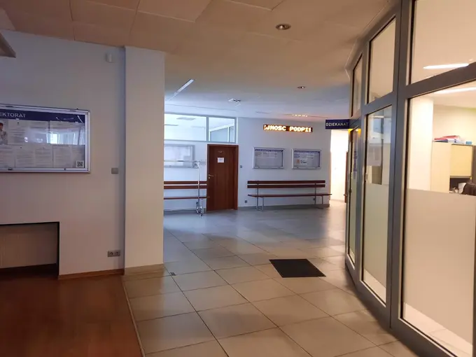 Korytarz Wyższej Szkoły Fizjoterapii we Wrocławiu – naklejki do legitymacji studenckiej