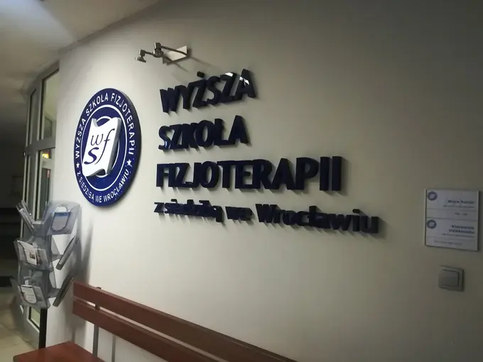 Logo Wyższej Szkoły Fizjoterapii we Wrocławiu – naklejki na legitymację studencką